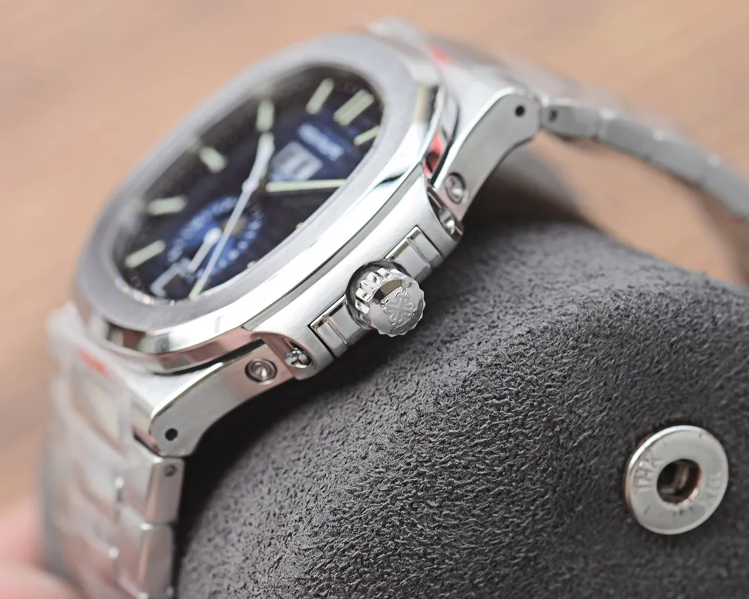 【High-end replica】💰2400! Patek Philippe Sporty Elegance Series 5726/1A-014 1. The structure of the case is the same as the original one. The hole on the case is beveled. When the screw is screwed in, it will move downward to tighten the front cover. The three-layer waterproof ring screw-in crown makes the case super waterproof. 2. The replica movement in the 3.0 era is modified to Cal.324 S QA LU 24 H movement 3. The steel strap has good texture, can be bent flexibly, and is comfortable to wear. It does not have the bending range of some versions on the market that is not enough to wear on small wrists, and the strap cannot be bent. The buckle is made of spring steel and has good elasticity. 4. Functions include three-hand time display, month and week calendar display, and moon phase 24h display. The functions are real and usable. The quick adjustment position of the month and week is different from other versions on the market and remains consistent with the original.